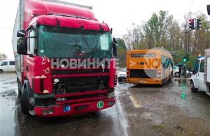Тежка катастрофа между ТИР и градски автобус на Околовръстното в София (Обновена)