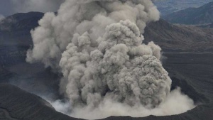 Вулканът Асо в Япония изригна. Спряха влаковете в района