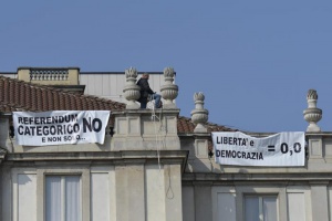Бългaрин се качи на покрив в Милано, за да протестира