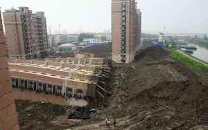 Четири жилищни сгради се срутиха в Китай. Погребаха 20 души