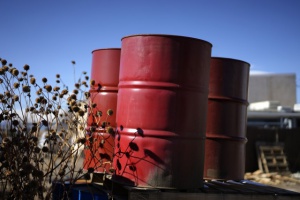 Суровият петрол започна със спад на борсите в понеделник