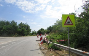 Пропадане на пътно платно край Велико Търново затруднява движението