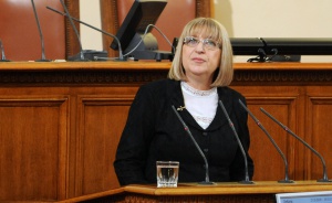 Политолог: Цачева не може да блесне с някакви особени изяви, трябва да излезе от сянката на Борисов