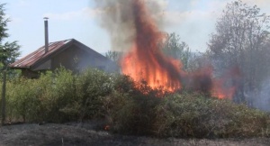 Къща се срути след пожар край Кочериново
