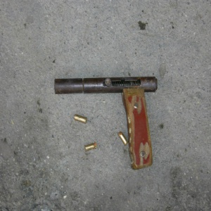 Криминалисти конфискуваха самоделен пистолет при проверка на цех в село Превала