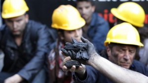 Над 100 миньори остават под земята в Бобов дол