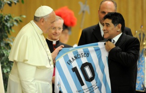 Световни звезди на футбола играха "Мач за мира" по призива на папа Франциск