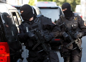 Мъж заплаши, че ще се самовзриви пред сградата на правителството в Белград