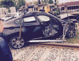 Лек автомобил се обърна на жп релсите в София. Няма пострадали