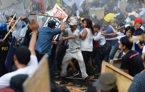 Полицейски микробус се вряза в размирни демонстранти в Манила