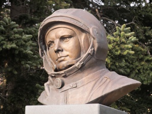 Замеряха с нарове паметника на Гагарин в Черна гора