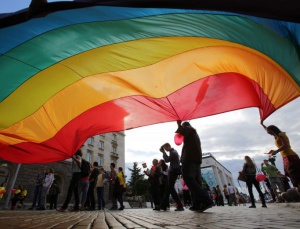 Съдът разреши на гей двойка изваждането на акт за разждане на сина им