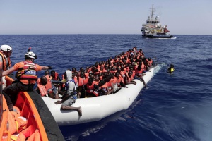 Либийската брегова охрана нападна мигранти край бреговете на страната
