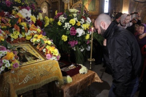 Стотици миряни се поклониха пред мощите на св. Лука Симферополски