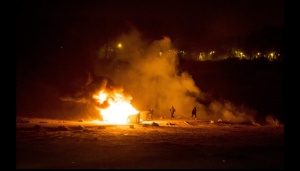 Сълзотворен газ срещу мигранти, които палиха кофи във Франция