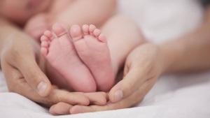 Ако бебето спи в спалнята на родителите рискът то да почине по време на сън намалява