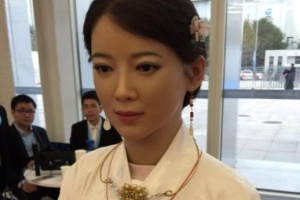 Хуманоиден робот предизвика фурор на Световната конференция по роботика в Пекин