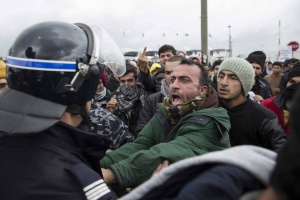 Част от мигрантите не искат да напускат лагера в Кале