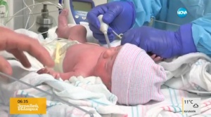 Извадиха бебе от утробата на майка му, за да го оперират, и го върнаха