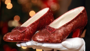 Американски музей събрал 300 000 долара за реставрация обувките на Дороти