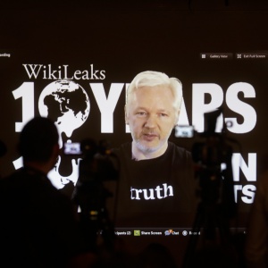 "Уикилийкс" пусна записи, според които Обама прикрива Клинтън за скандали с електронната поща