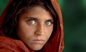 Задържаха „момичето със зелените очи“ заради фалшиви документи