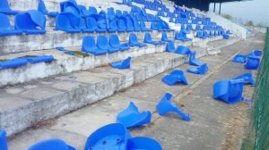 Изпочупиха седалките на стадиона в Елин Пелин