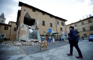 Монахини отслужиха молитва в пострадалия от силния трус тази сутрин град Норча, Италия