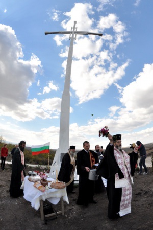 В село Бряст издигнаха 16-метров кръст