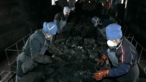 Експлозия в китайска мина взе жертви и блокира миньори