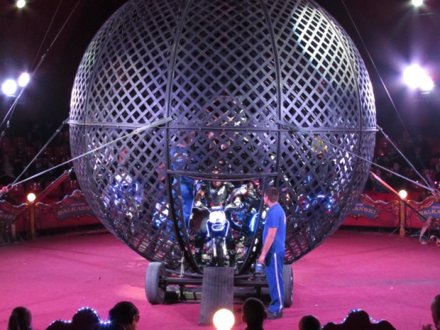 Цирк Балкански в Русе, а „Глобусът на смъртта“ е най-желаният от публиката номер