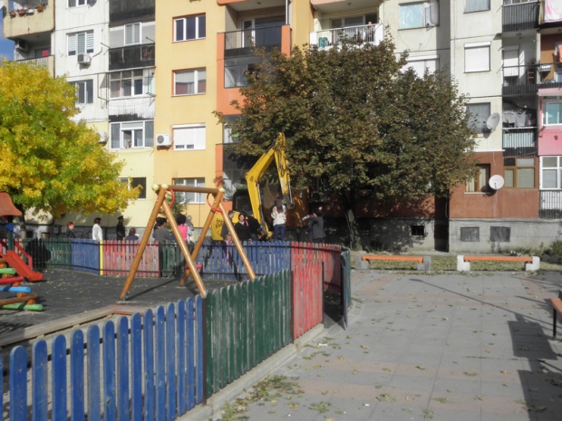 Започнаха строежа на бизнес сградата в Благоевград, въпреки живата верига, която попречи на машините