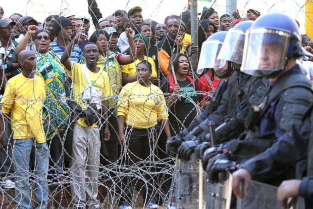 Масови сблъсъци между протестиращи студенти и властите в Йоханесбург