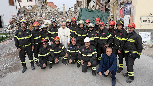 Папата посети опустошения от земетресението в Италия град Аматриче