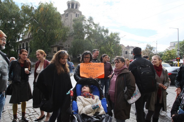 Протестиращите майки поискаха оставката на шефа на Фонда за лечение на деца