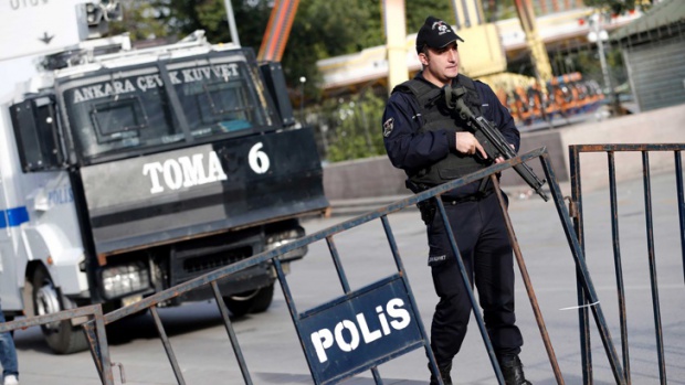 Двама атентатори-самоубийци се взривиха край Анкара