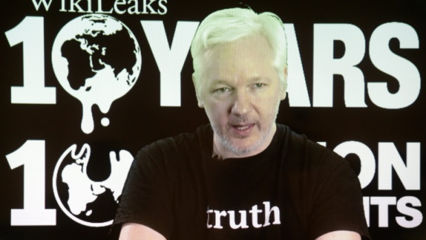 Уикилийкс удари двамата претенденти за Белия дом с тежки разкрития