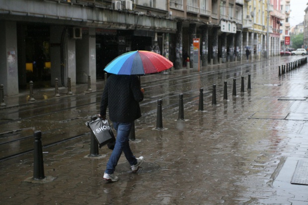Застудява, на повечето места в страната ще превали дъжд
