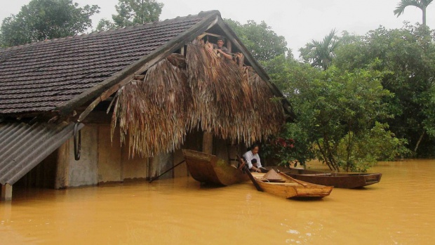 Жертвите при наводнението във Виетнам са 25, близо 240 000 разрушени къщи