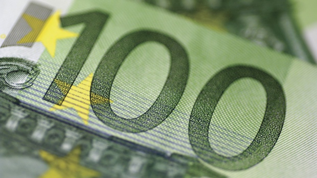Задържаха мъж при опита да пробута фалшиво евро