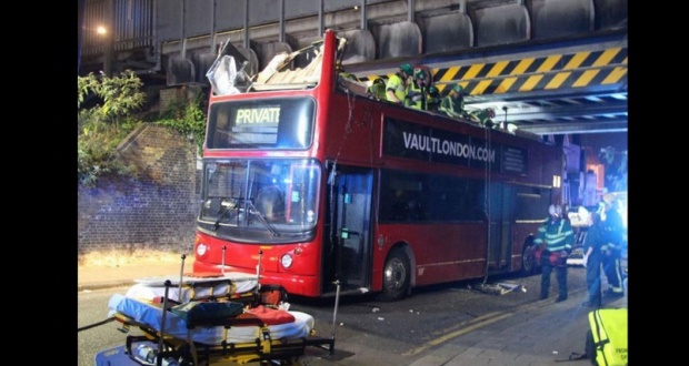Десетки пострадали след като двуетажен автобус удари мост Лондон