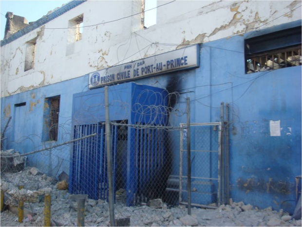 Десетки престъпници избягаха от затвор в Хаити, има загинали