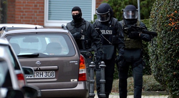 Властите в Германия започнаха антитерористични операции в цялата страна по опасения за заплахи от ИД