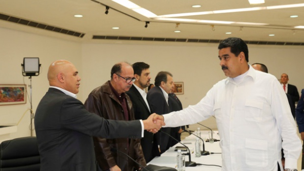 Правителството и опозицията на Венецуела се споразумяха за преговори по политическата криза в страната