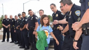 Мил жест! Полицаи изпратиха 8-годишно момиченце до училище