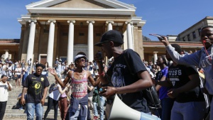 Властите в ЮАР използваха гумени куршуми срещу демонстранти пред президентството