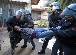 Правозащитна организация обвини италианските полицаи в малтретиране на бежанци