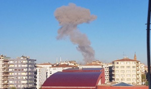 Кола бомба се взриви до полицейски участък в Диарбекир, има загинал