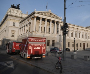 Парламентът в Австрия горя