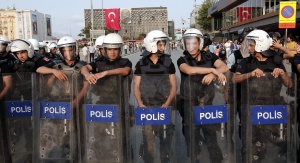 Протести в Турция заради арестуваните дупетати, полицията използва сълзотворен газ